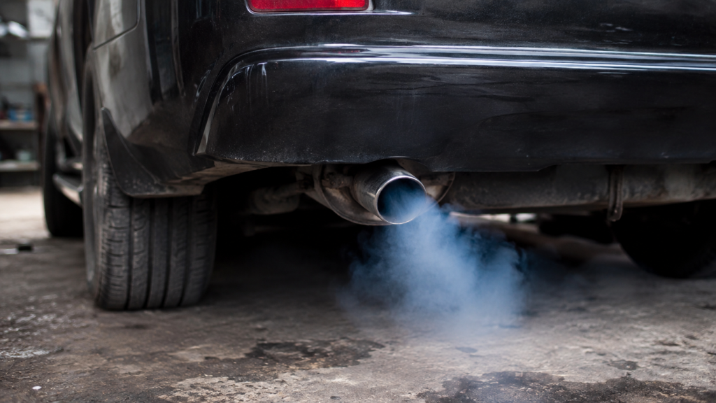 Humo azul por el escape como síntoma de consumo excesivo de aceite