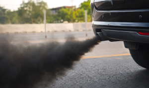 Humo negro en un coche diésel durante una aceleración