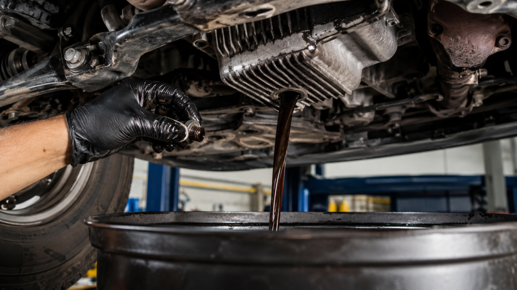 Aceite usado drenándose después de una limpieza interna del motor
